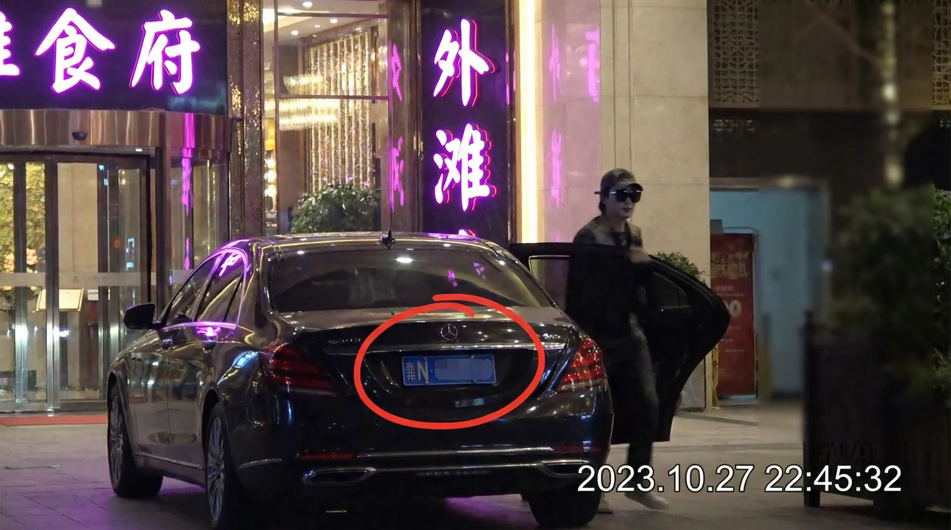 bob综合体育平台 - 豪车餐厅外被拍